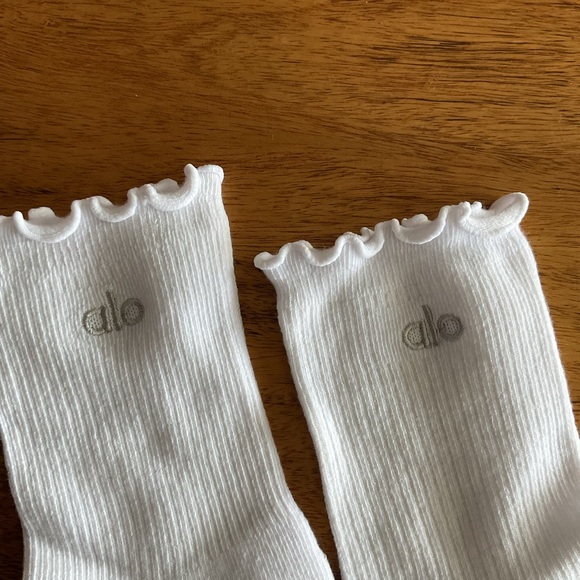 ALO Yoga White Lettuce Edge Socks brand new size M/L athletic comfy cushioned - Picture 3 of 3